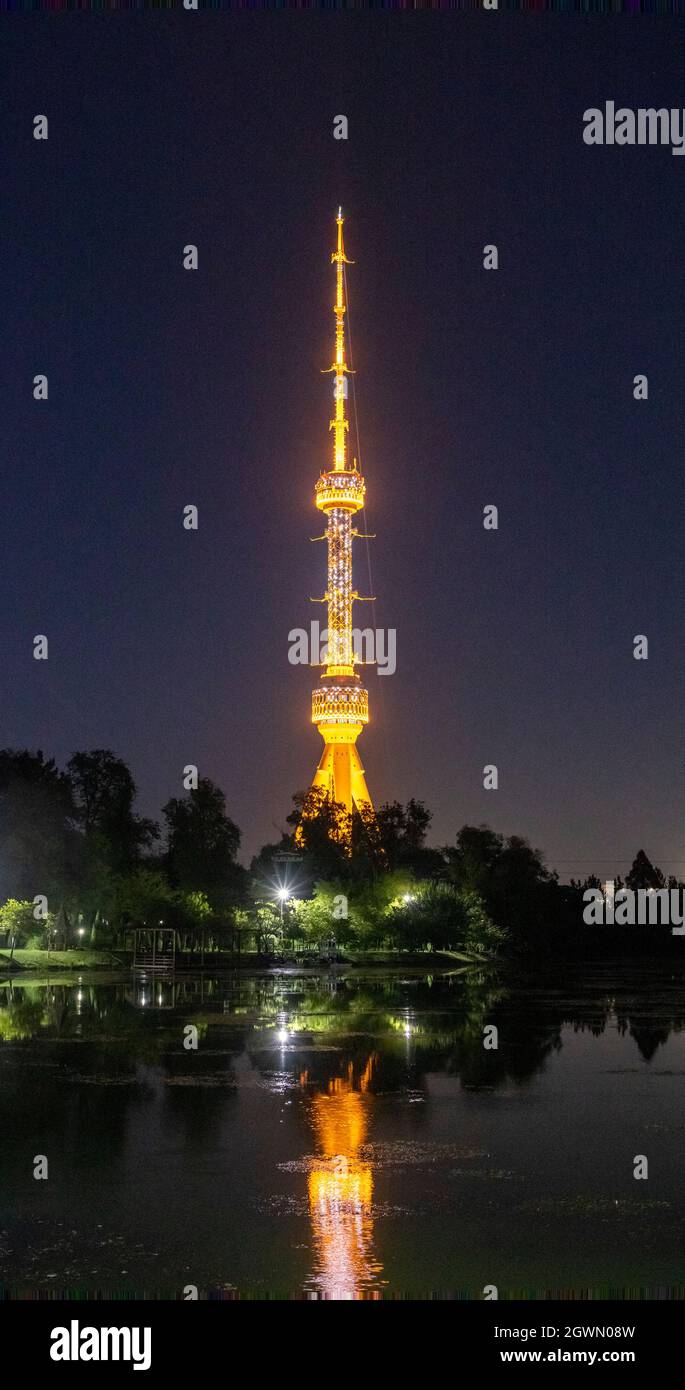 Vista notturna della Tashkent Television Tower, Tashkent, Uzbekistan Foto Stock