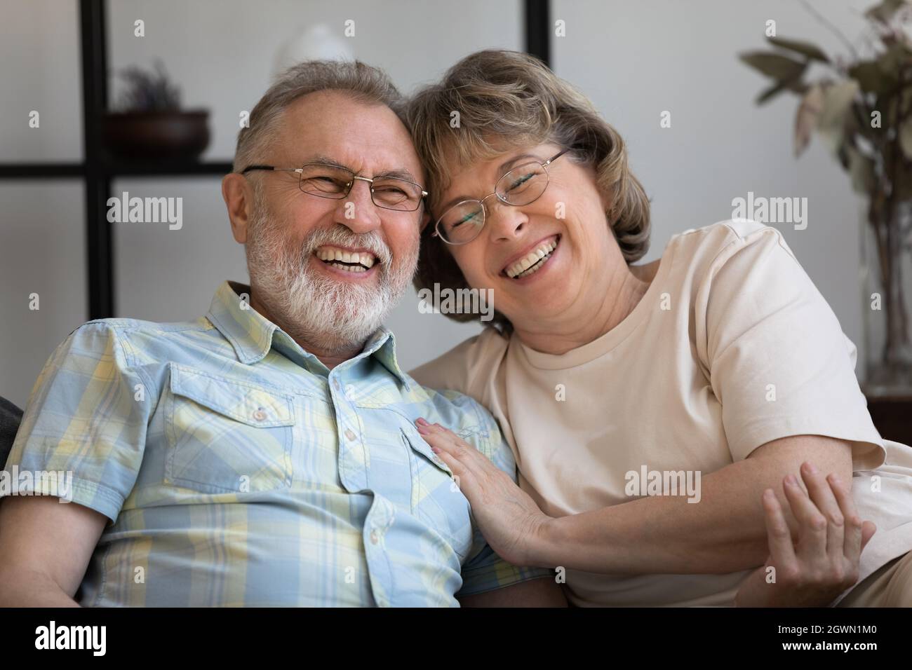 Felice vecchio maturo legame sposato coppia ridendo a scherzo divertente. Foto Stock