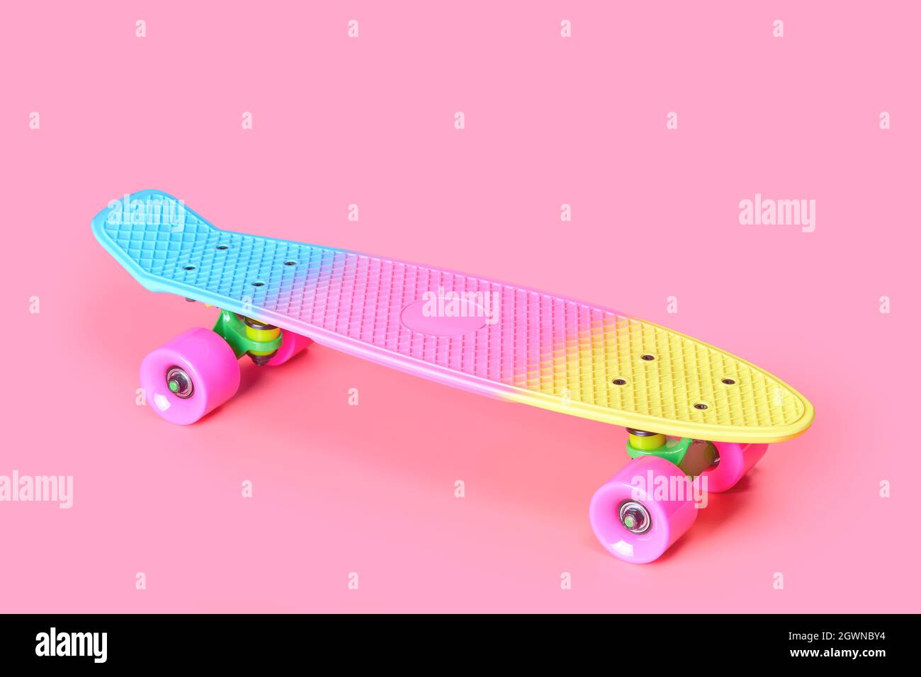 rainbow Plastic Penny skateboard isolato su sfondo rosa Foto stock - Alamy