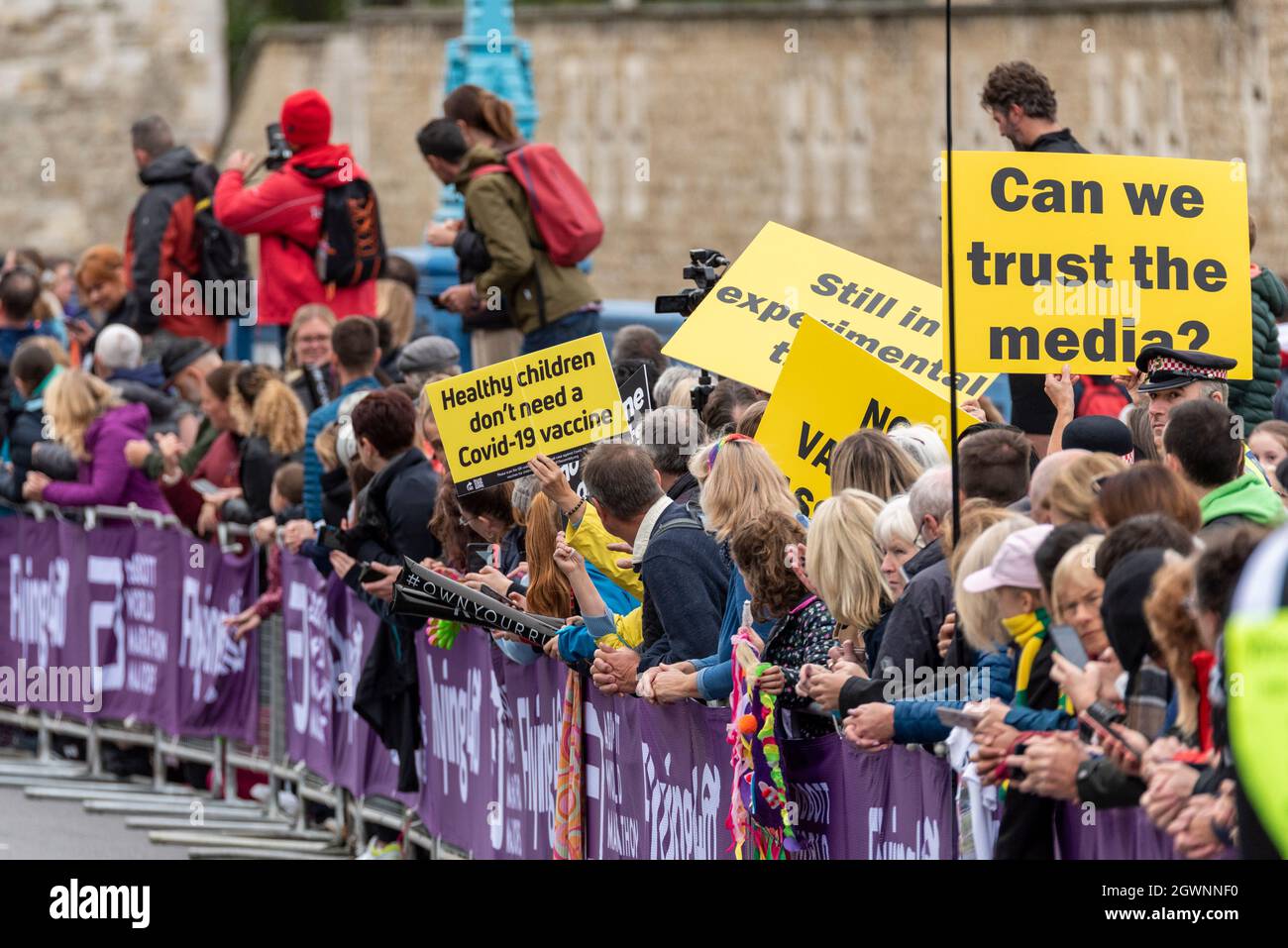 Anti Vax, COVID 19 contro i cartelli di protesta del vaccino nella folla alla Maratona di Londra Virgin Money 2021 Foto Stock
