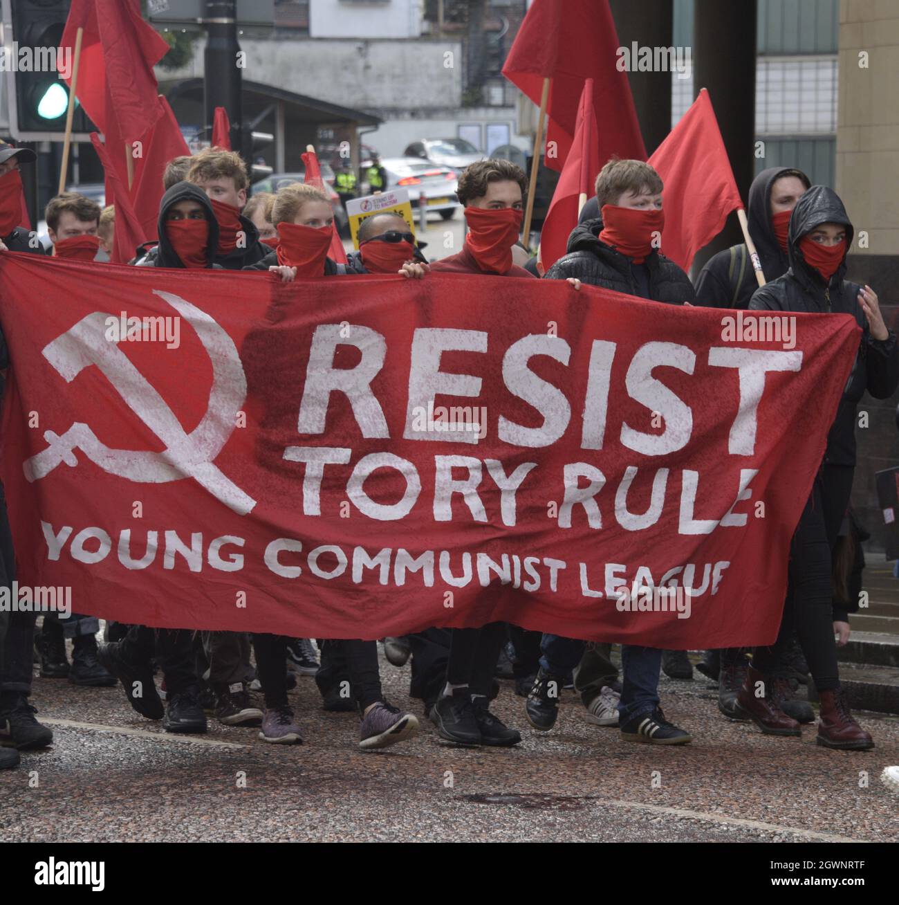 Manchester, Regno Unito, 3 ottobre 2021. Gruppo della giovane Lega comunista in una manifestazione nazionale, organizzata dall'Assemblea popolare, dal titolo: Protesta la Conferenza del partito Tory a Manchester. La Conferenza del partito conservatore si svolge dal 3 ottobre al 6 ottobre 2021 presso il complesso centrale di Manchester. I manifestanti marciarono da Whitworth Park, su Oxford Road, al centro congressi. Credit: Terry Waller/Alamy Live News Foto Stock