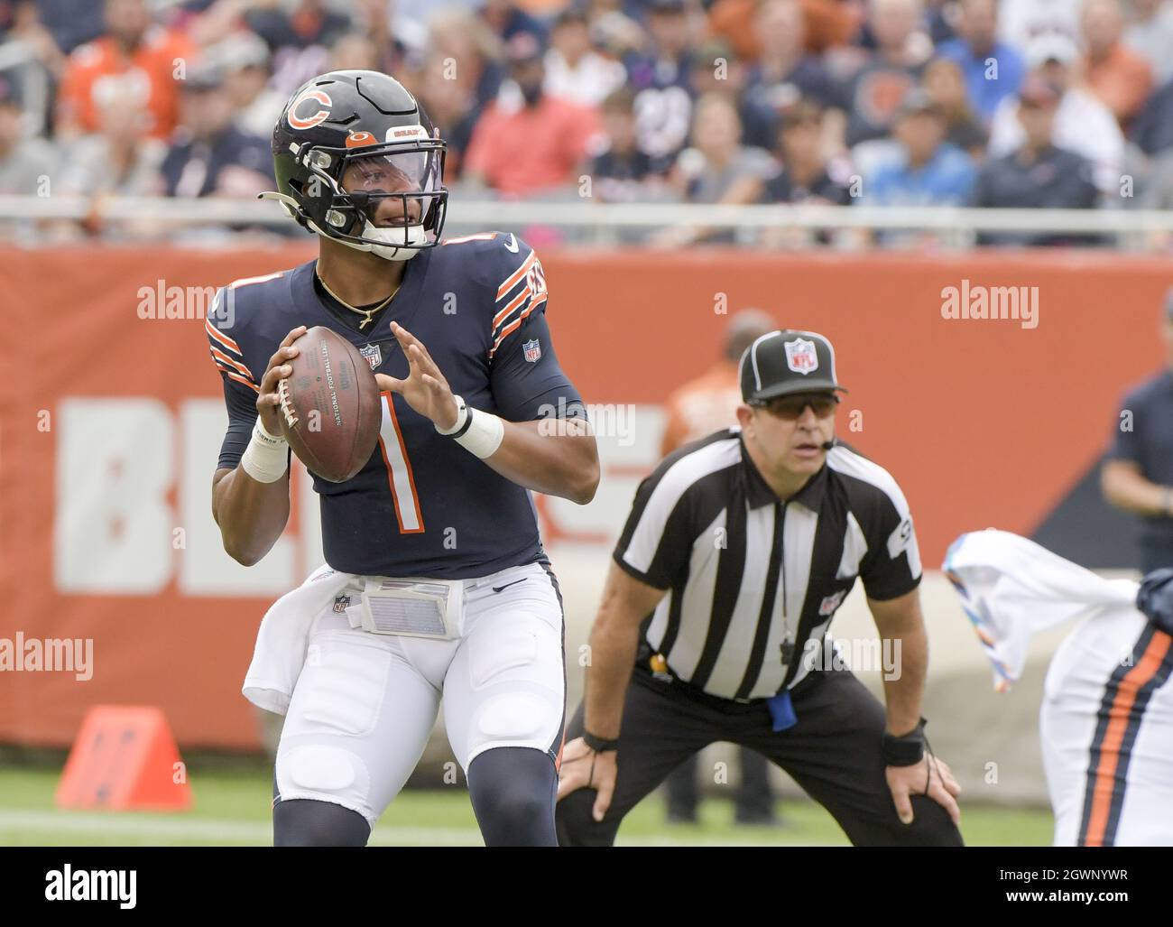 Chicago, Stati Uniti. 03 ottobre 2021. Justin Fields (1) cerca un ricevitore aperto contro i Detroit Lions al Soldier Field di Chicago domenica 3 ottobre 2021. Gli orsi vincono il 24-14. Foto di Mark Black/UPI Credit: UPI/Alamy Live News Foto Stock