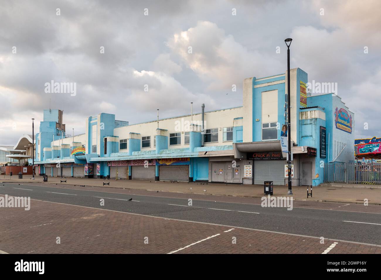 New Brighton, Wirral, Regno Unito: Edifici art deco sulla Marine Promenade. Tra cui New Palace Arcade e Adventureland. Foto Stock