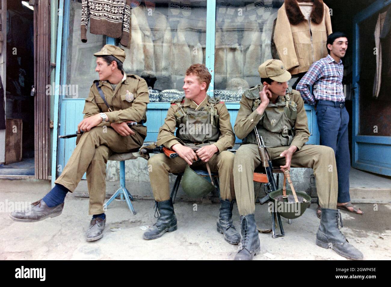 KABUL, AFGHANISTAN. 12 maggio 1988. La polizia militare russa si rilassa durante una pattuglia lungo Koch-e Murgha o Chicken Street nel quartiere di Shahr-e Naw 12 maggio 1988 a Kabul, Afghanistan. Chicken Street era un tempo un centro fiorente sul sentiero Hippie prima della guerra sovietica afghana. Foto Stock