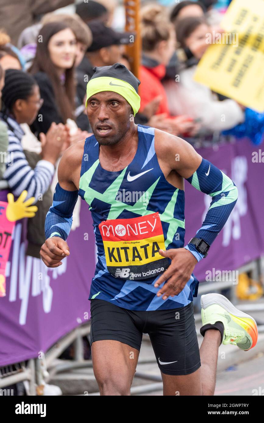 Shura Kitata in esecuzione nella Maratona di Londra Virgin Money 2021 Foto Stock