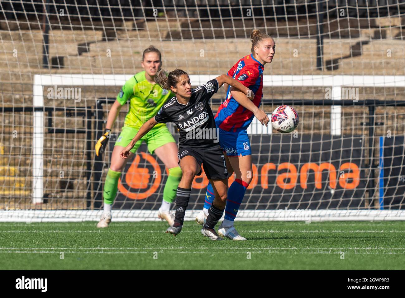 Bromley, Regno Unito. 03 Settembre 2021. Courtney Sweetman-Kirk (7 Sheffield United) è negato da Gracie Pearse (16 Crystal Palace) durante la partita fa Womens Championship tra Crystal Palace e Sheffield United a Hayes Lane, Bromley, Inghilterra. Credit: SPP Sport Press Photo. /Alamy Live News Foto Stock