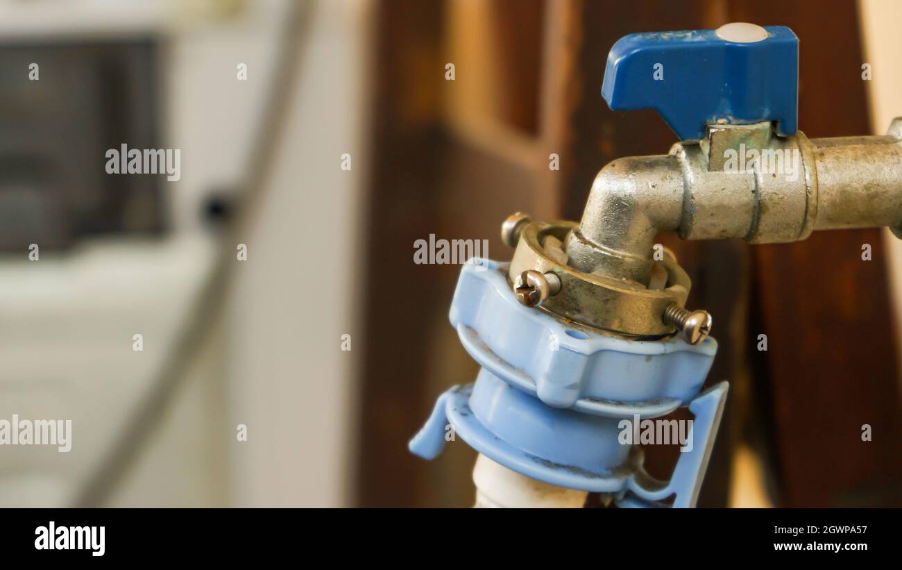 Chiudere il rubinetto dell'acqua e il tubo flessibile della lavatrice Foto  stock - Alamy