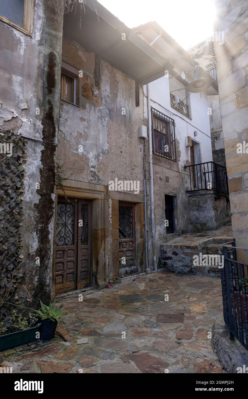 Vicoli stretti del villaggio di pescatori di Lastres, Asturie, Spagna, con le tipiche strade acciottolate e scale, verticale Foto Stock