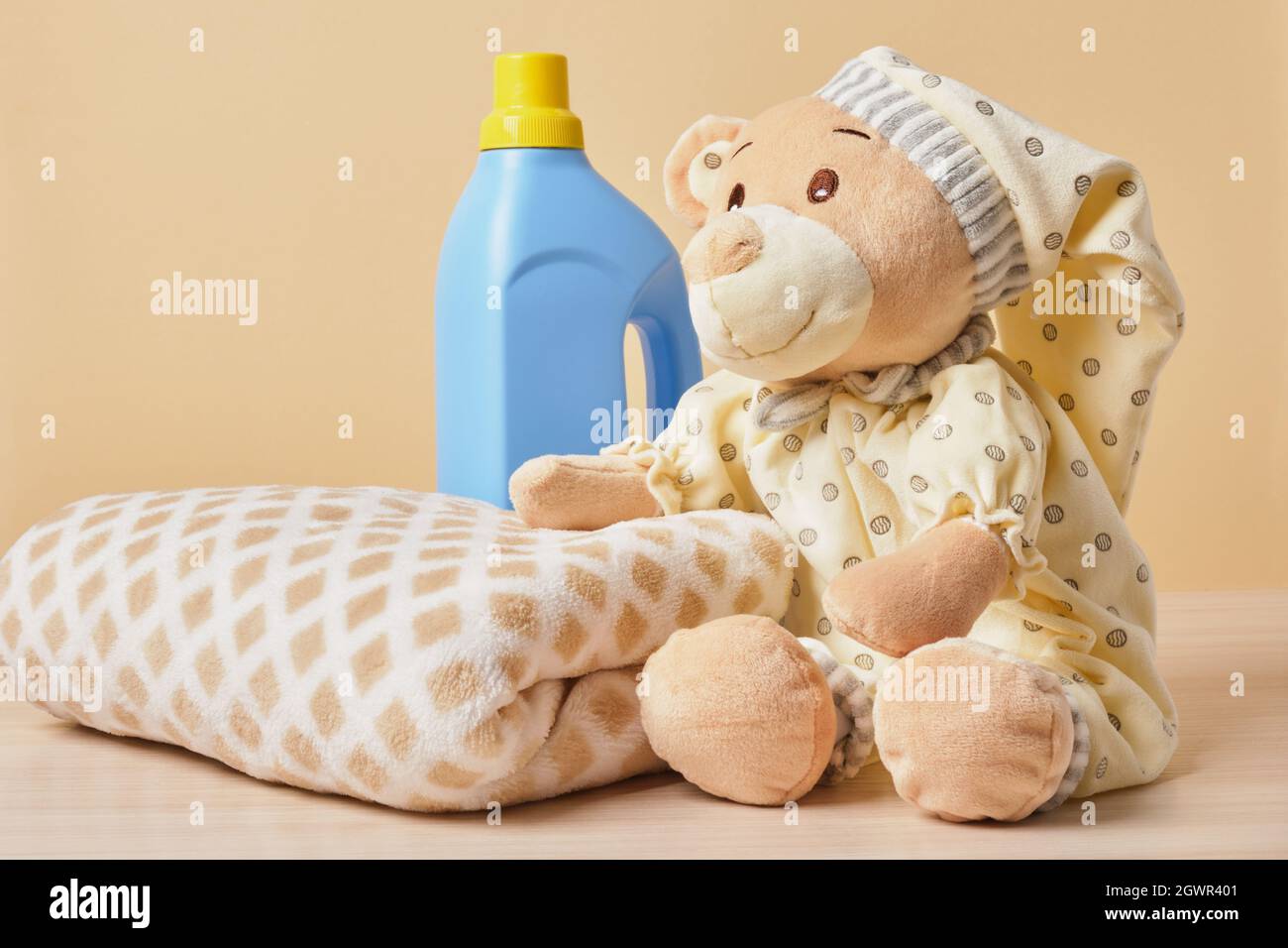 Soft Plaid e Teddy Bear e Una bottiglia con lavatrice gel su sfondo beige  Foto stock - Alamy