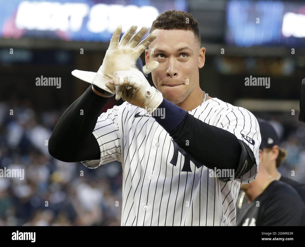 Bronx, Stati Uniti. 03 ottobre 2021. New York Yankees Aaron Judge festeggia con i compagni di squadra dopo aver colpito un singolo "walk off" nel 9° anno sconfiggendo i Tampa Bay Rays 1-0 allo Yankee Stadium domenica 3 ottobre 2021 a New York City. Con la vittoria, gli Yankees hanno conquistato un posto American League Wild Card nella MLB Post Season. Foto di John Angelillo/UPI Credit: UPI/Alamy Live News Foto Stock