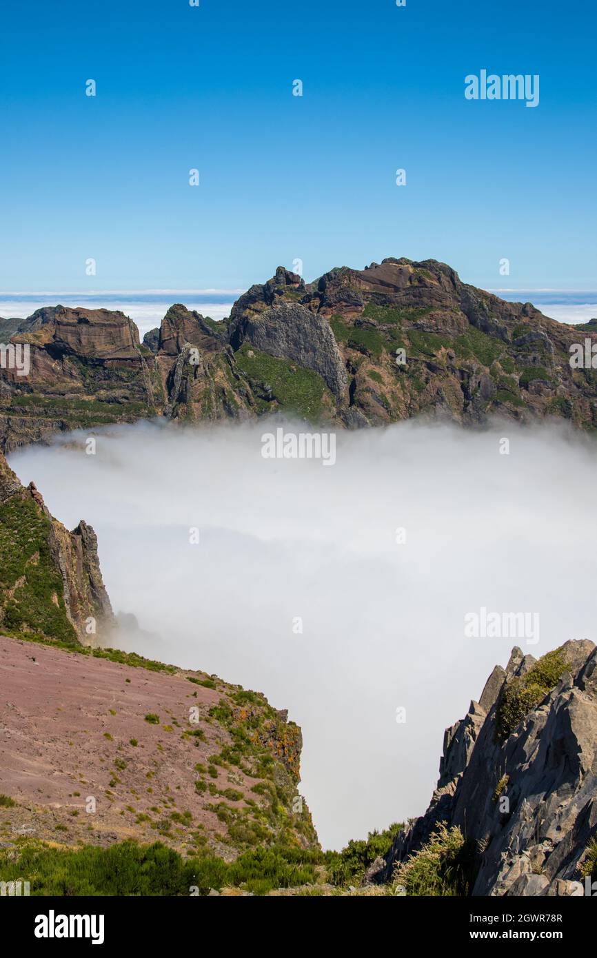 Enormi montagne e colline sopra le nuvole a Pico do Arieiro all'Isola di Madeira Foto Stock