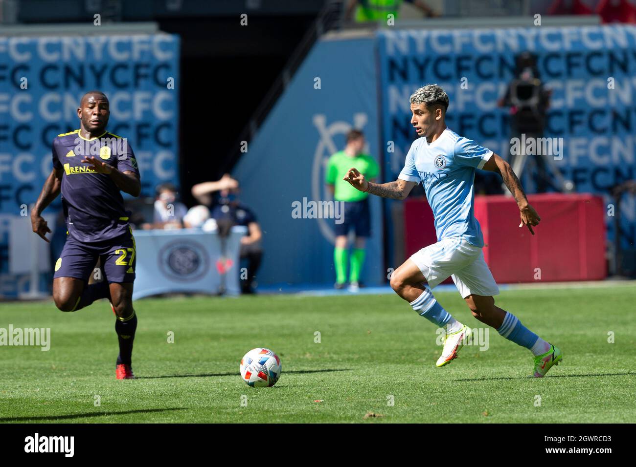 Harrison, NJ - 3 ottobre 2021: Santiago Rogriguez (42) di NYCFC controlla la palla durante la partita regolare di MLS contro Nashville SC all'arena Red Bull Foto Stock