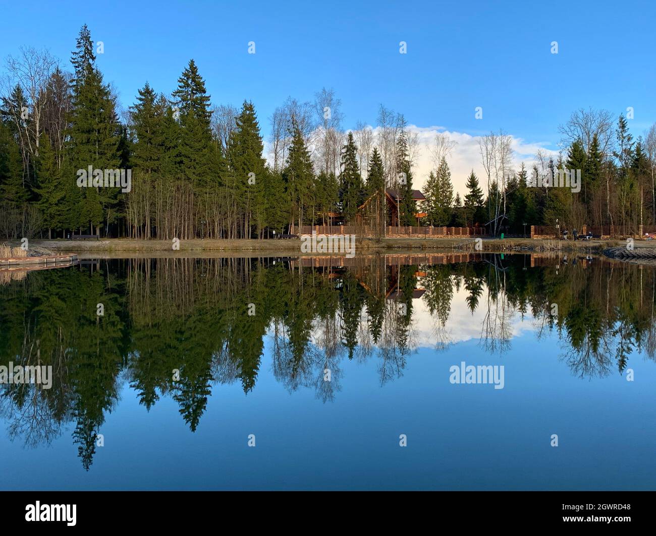 Vista panoramica del lago contro il cielo blu chiaro Foto Stock