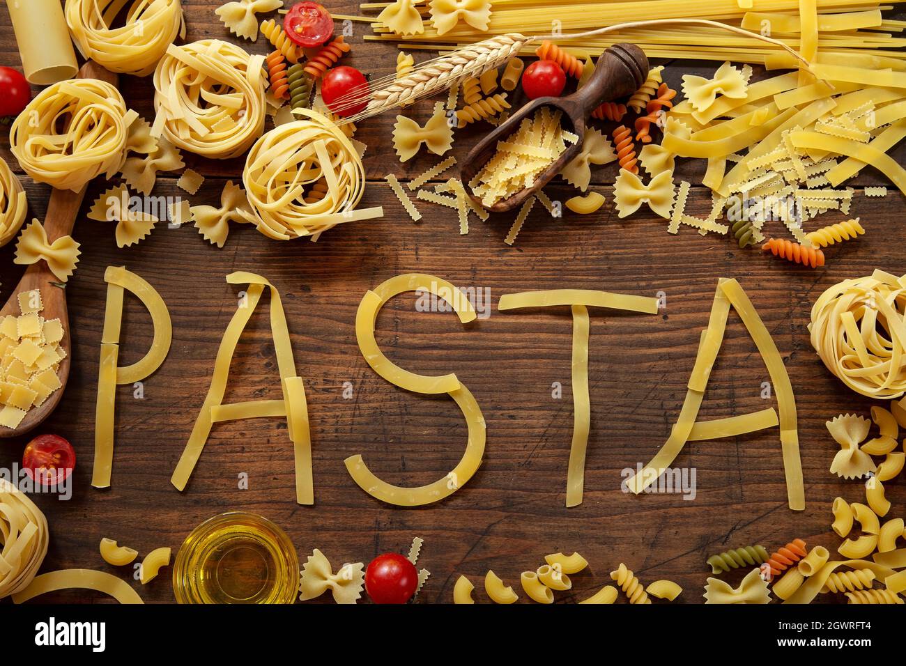 Pasta varia su sfondo di legno Foto Stock
