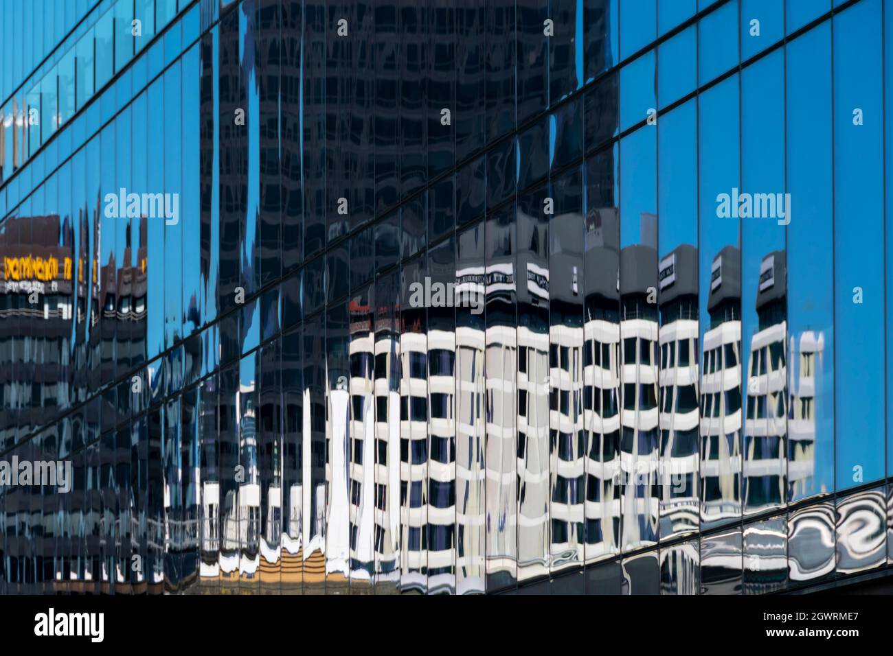 Alti edifici di uffici riflessi in vetro, Wellington, Isola del Nord, Nuova Zelanda Foto Stock