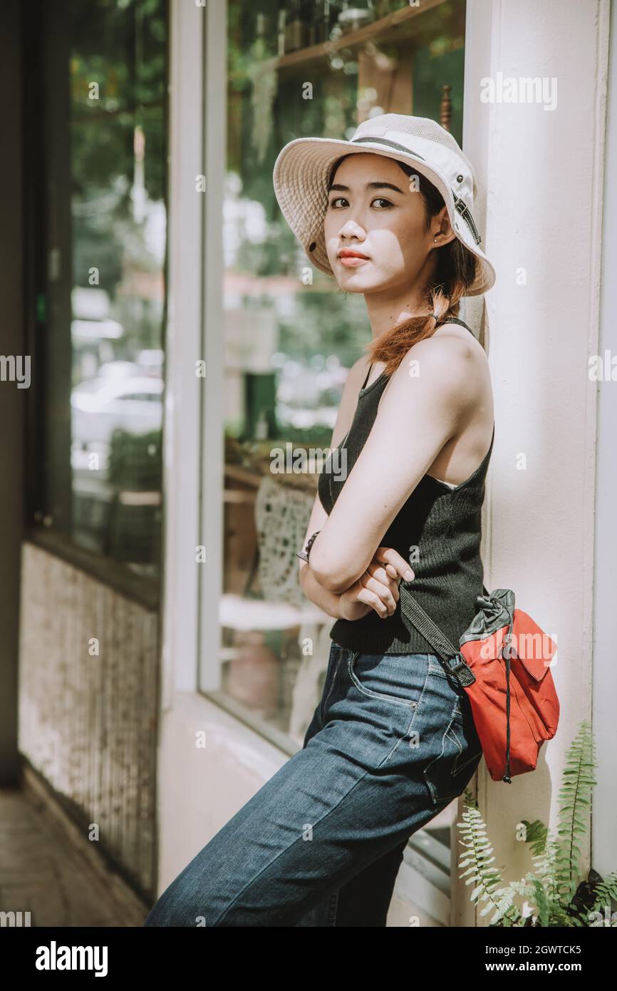 Asian Girl Teen cute Hipster stile Moda Ritratto Vacanza Estate viaggio  vestire colore vintage Foto stock - Alamy