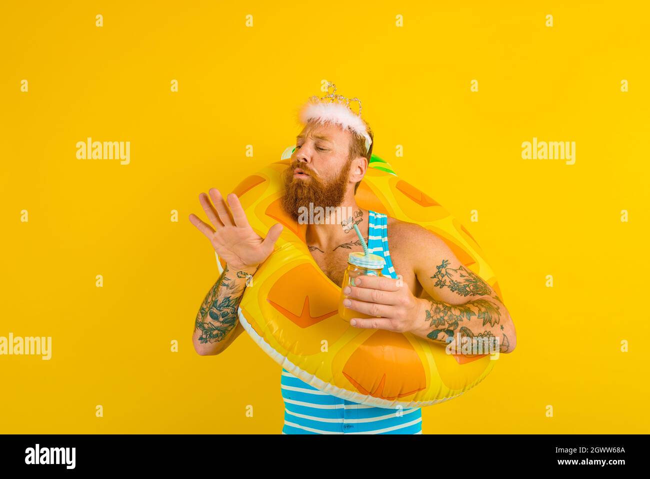 l'uomo con la boa di vita e la principessa crown beve un succo di frutta Foto Stock