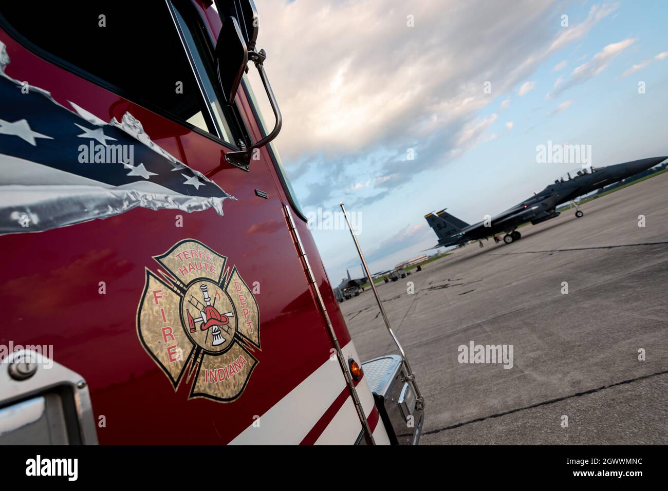 Un motore antincendio Terre Haute Fire Department si trova sulla linea del flightline presso il campo Hulman dell’aeroporto regionale Terre Haute, a Terre Haute, Ind., 22 agosto 2021. Hulman Field, che è un campo aereo militare e civile a doppio scopo, ospita la 181a ala di intelligence della Guardia Nazionale Indiana. (STATI UNITI Foto della Guardia Nazionale dell'aria di Jonathan W. Padish, 2° Lt.) Foto Stock