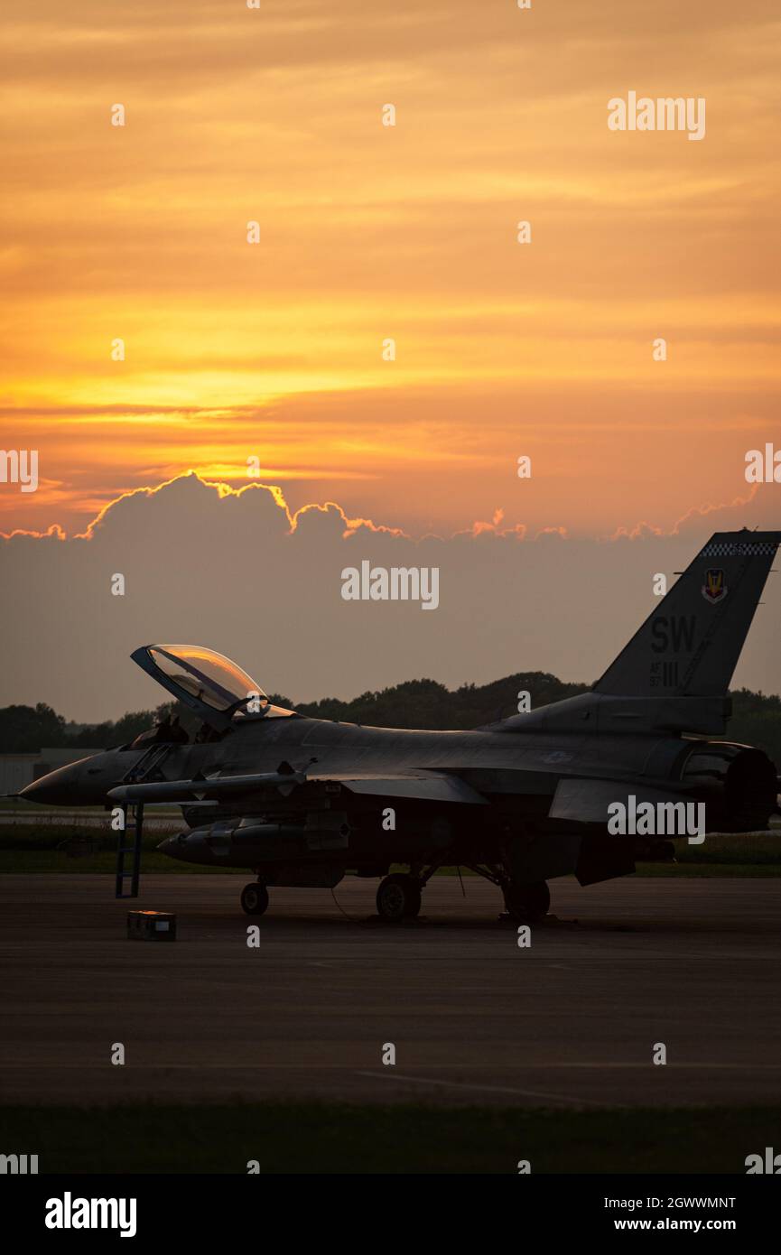 Un F-16 Fighting Falcon assegnato al 55esimo Fighter Squadron è visto di fronte al tramonto alla base della Guardia Nazionale aerea di campo di Hulman, Ind., 18 agosto 2021. Il 55° FS ha partecipato a un esercizio di addestramento congiunto sugli incendi, che ha avuto luogo in tutta l'Indiana. (STATI UNITI Foto della Guardia Nazionale dell'aria di Jonathan W. Padish, 2° Lt.) Foto Stock