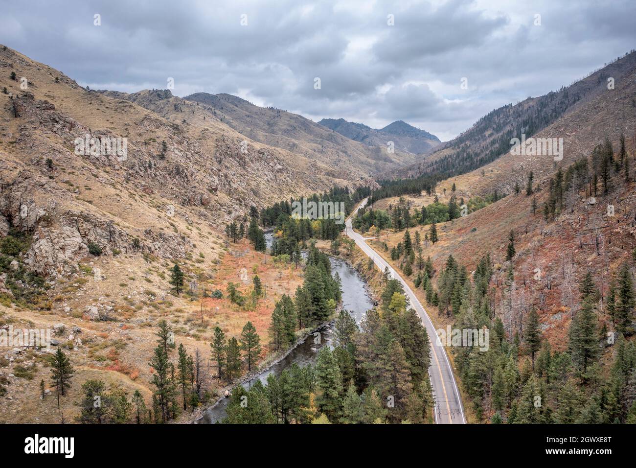 Poudre River Canyon e autostrada 14 - veduta aerea del paesaggio di inizio autunno Foto Stock