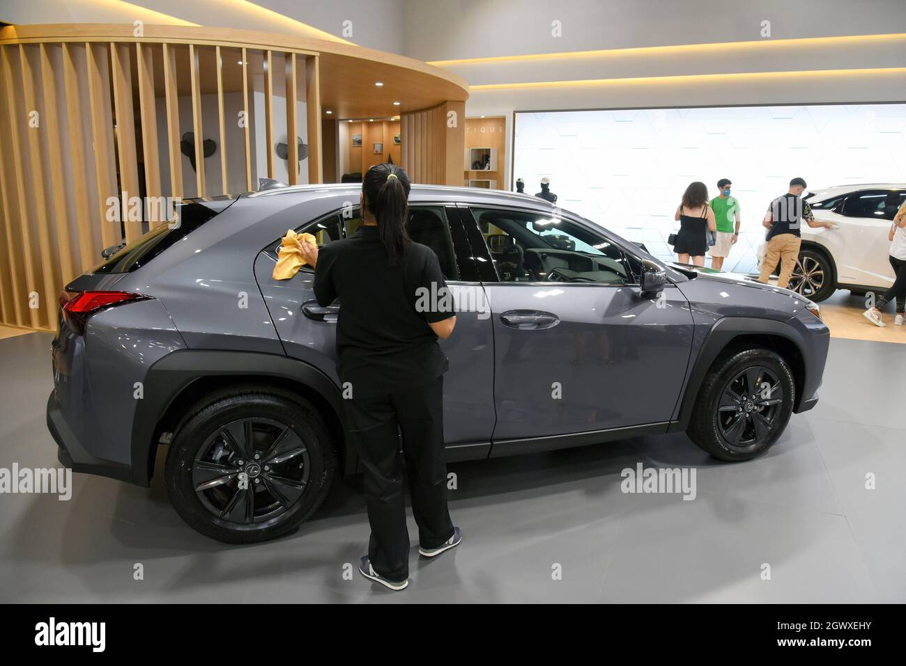 Barcellona, Spagna. 03 ottobre 2021. Un addetto alla pulizia svolge il suo lavoro presso lo stand del marchio Lexus presso l'Automobile di Barcellona. L'Automobile Barcellona si svolge dopo due anni di pandemia del Covid-19 presso la sede Fira de Barcelona MontjuÔc dal 2 al 10 ottobre e i visitatori possono scoprire 18 novità da 21 marchi di auto partecipanti, E guidare diversi modelli oltre a svolgere attività di programmazione auto elettriche di diversi marchi sono la novità di quest'anno così come moto elettriche per la mobilità e il rispetto per l'ambiente Credit: SOPA Images Limited/Alamy Live News Foto Stock