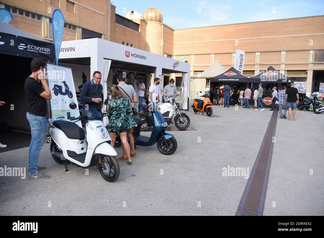 Barcellona, Spagna. 03 ottobre 2021. La gente osserva le motociclette elettriche all'Automobile di Barcellona. L'Automobile Barcellona si svolge dopo due anni di pandemia del Covid-19 presso la sede Fira de Barcelona MontjuÔc dal 2 al 10 ottobre e i visitatori possono scoprire 18 novità da 21 marchi di auto partecipanti, E guidare diversi modelli oltre a svolgere attività di programmazione auto elettriche di diversi marchi sono la novità di quest'anno così come moto elettriche per la mobilità e il rispetto per l'ambiente Credit: SOPA Images Limited/Alamy Live News Foto Stock