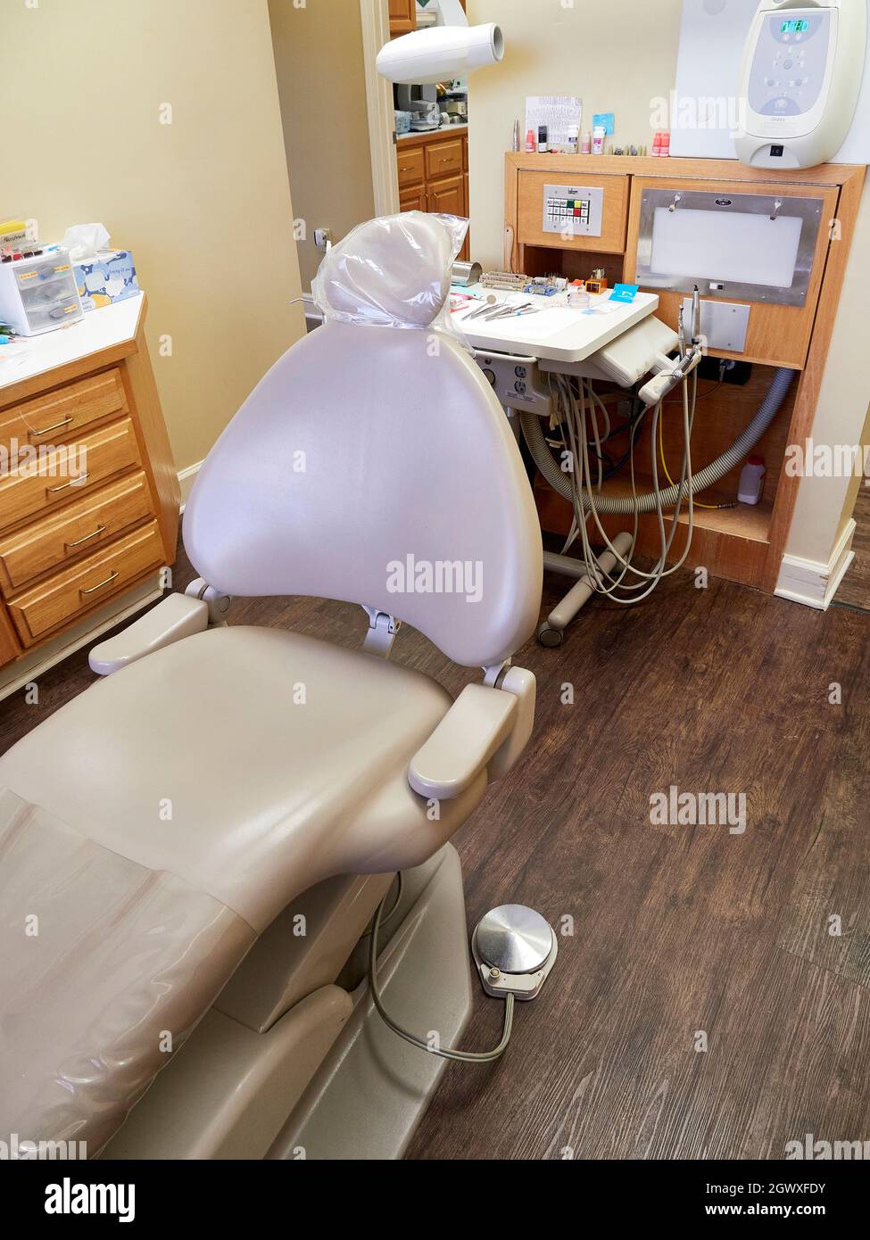 Sala esame odontoiatra vuota con sedia dentale con attrezzature odontoiatriche e utensili odontoiatrici. Foto Stock