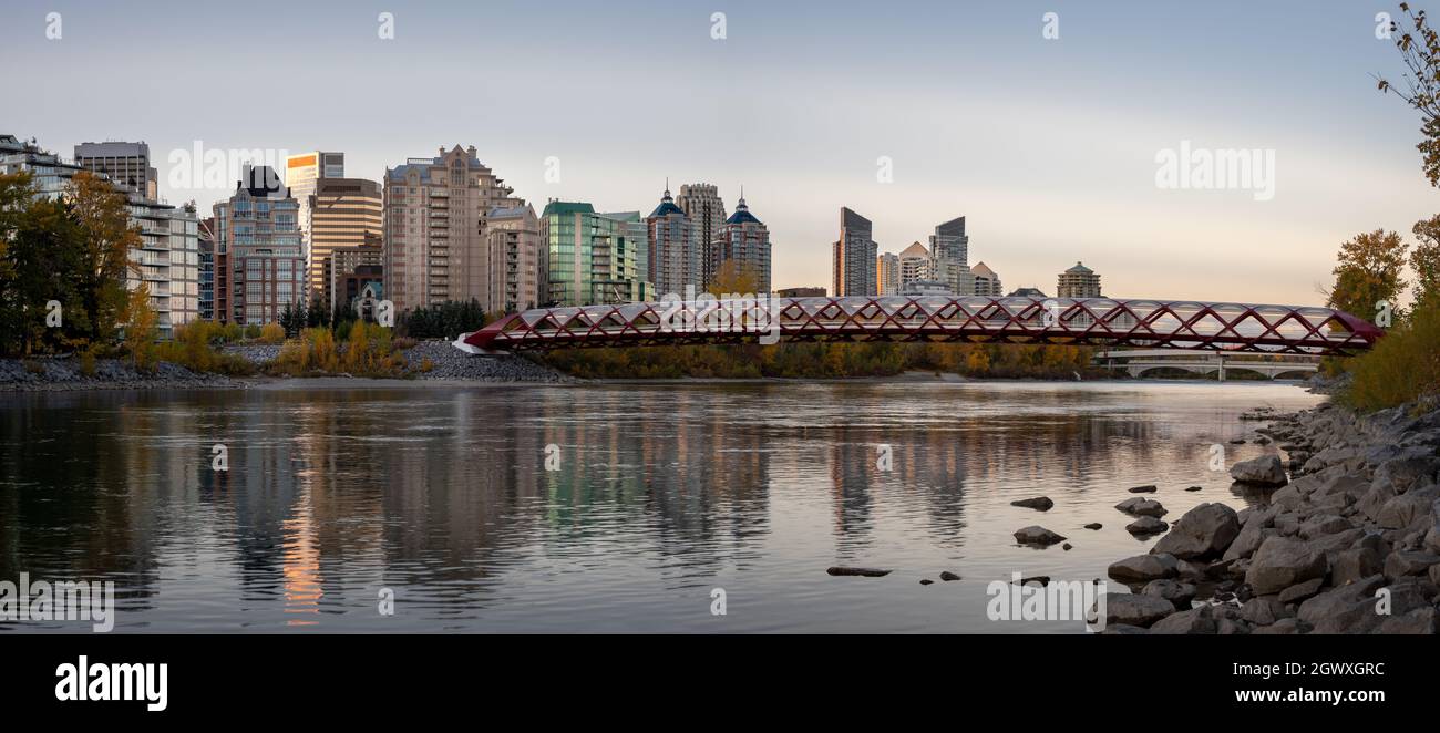 Vista panoramica del bellissimo skyline di Calgarys lungo il fiume Bow al mattino. Foto Stock