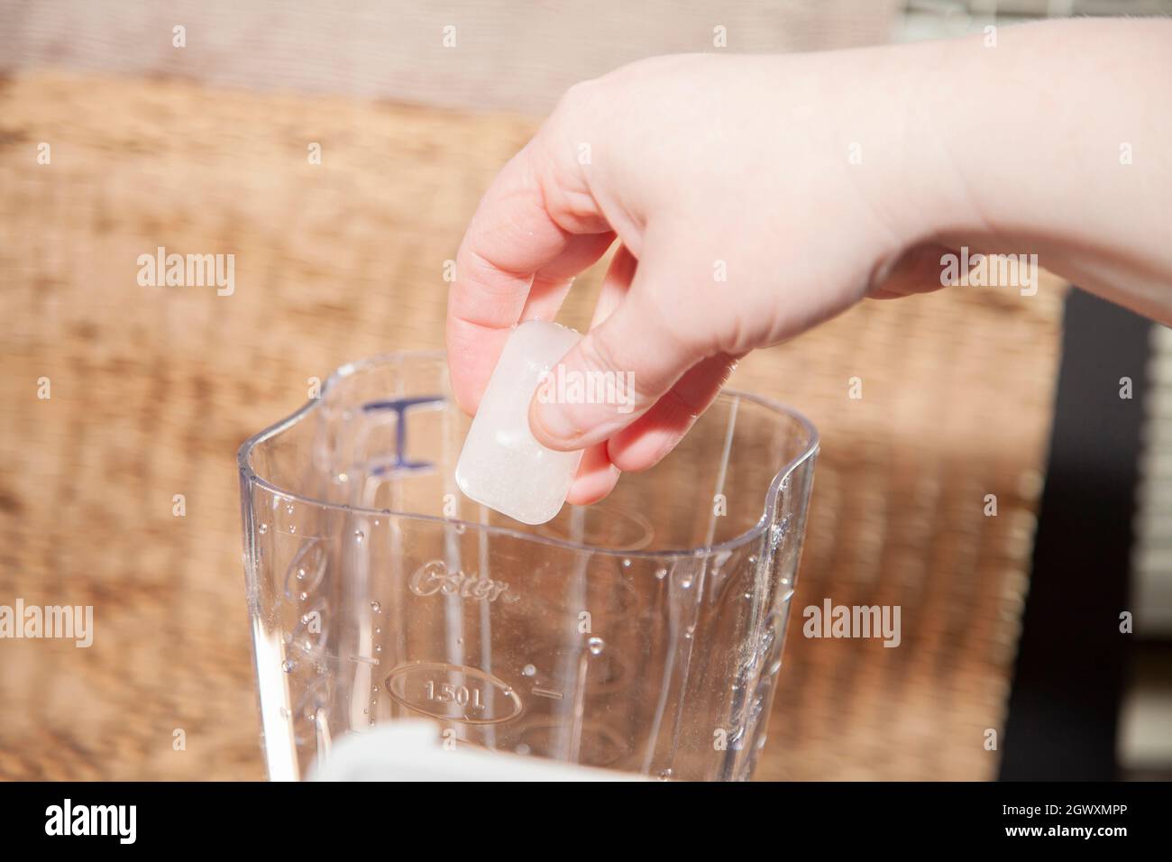 Versare un cubetto di ghiaccio in un frullatore vuoto Foto Stock