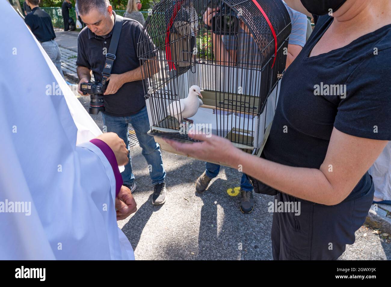 New York, Stati Uniti. 03 ottobre 2021. Un sacerdote benedice una colomba durante la Benedizione degli animali presso la Cattedrale di San Giovanni il Divino a New York. In onore di San Francesco d'Assisi, patrono degli animali e dell'ambiente, i cristiani celebrano benedicendo gli animali e pregando. Credit: SOPA Images Limited/Alamy Live News Foto Stock