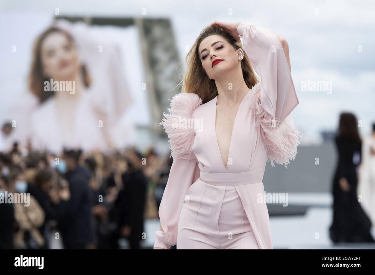 Amber Heard cammina sulla pista durante lo spettacolo l'Oreal come parte della Paris Fashion Week Womenswear Primavera/Estate 2022 a Parigi, Francia, il 03 ottobre 2021. Foto di Aurore Marechal/ABACAPRESS.COM Foto Stock