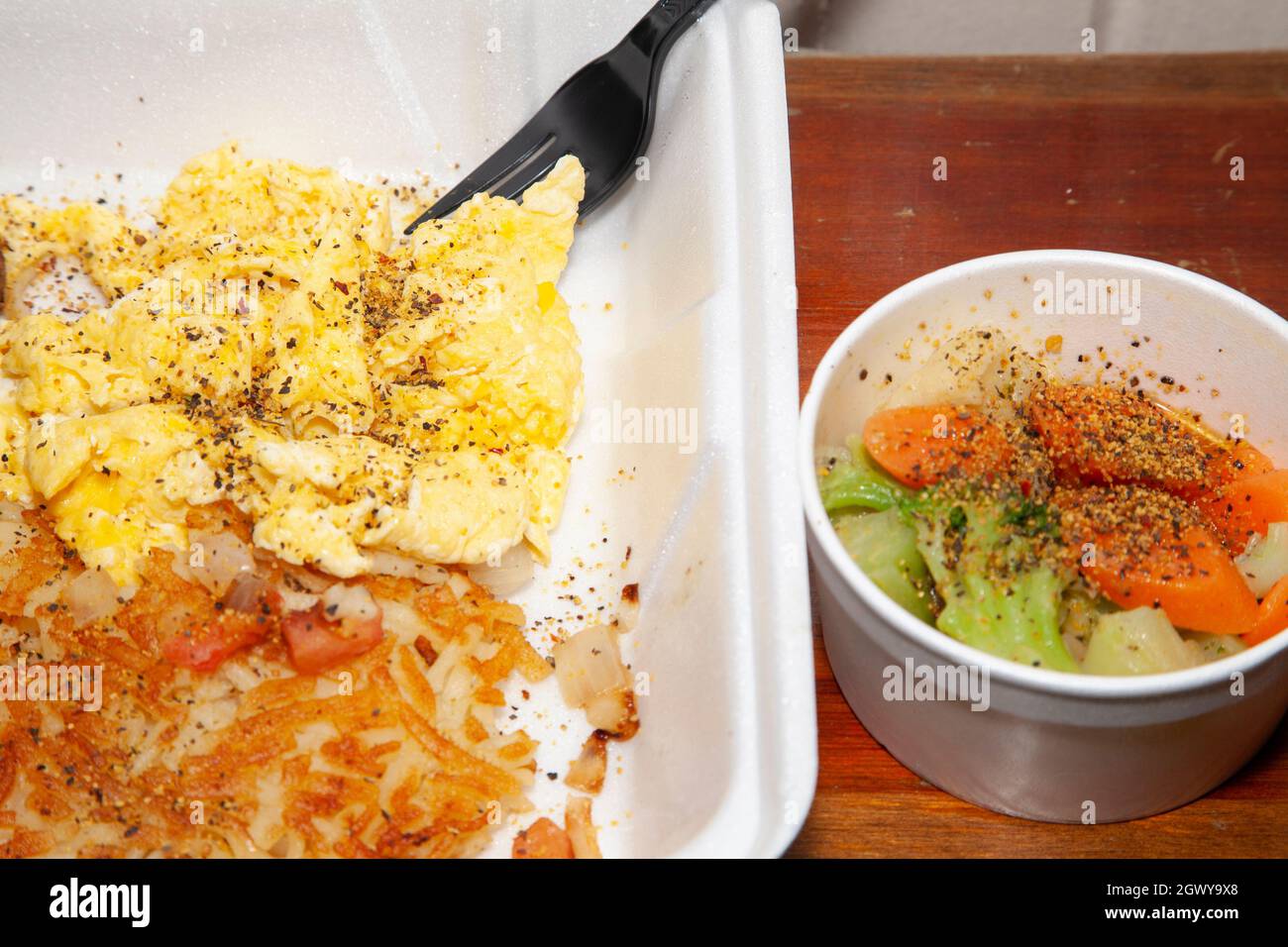 Uova, hashbrown e verdure miste, compresi broccoli e carote Foto Stock