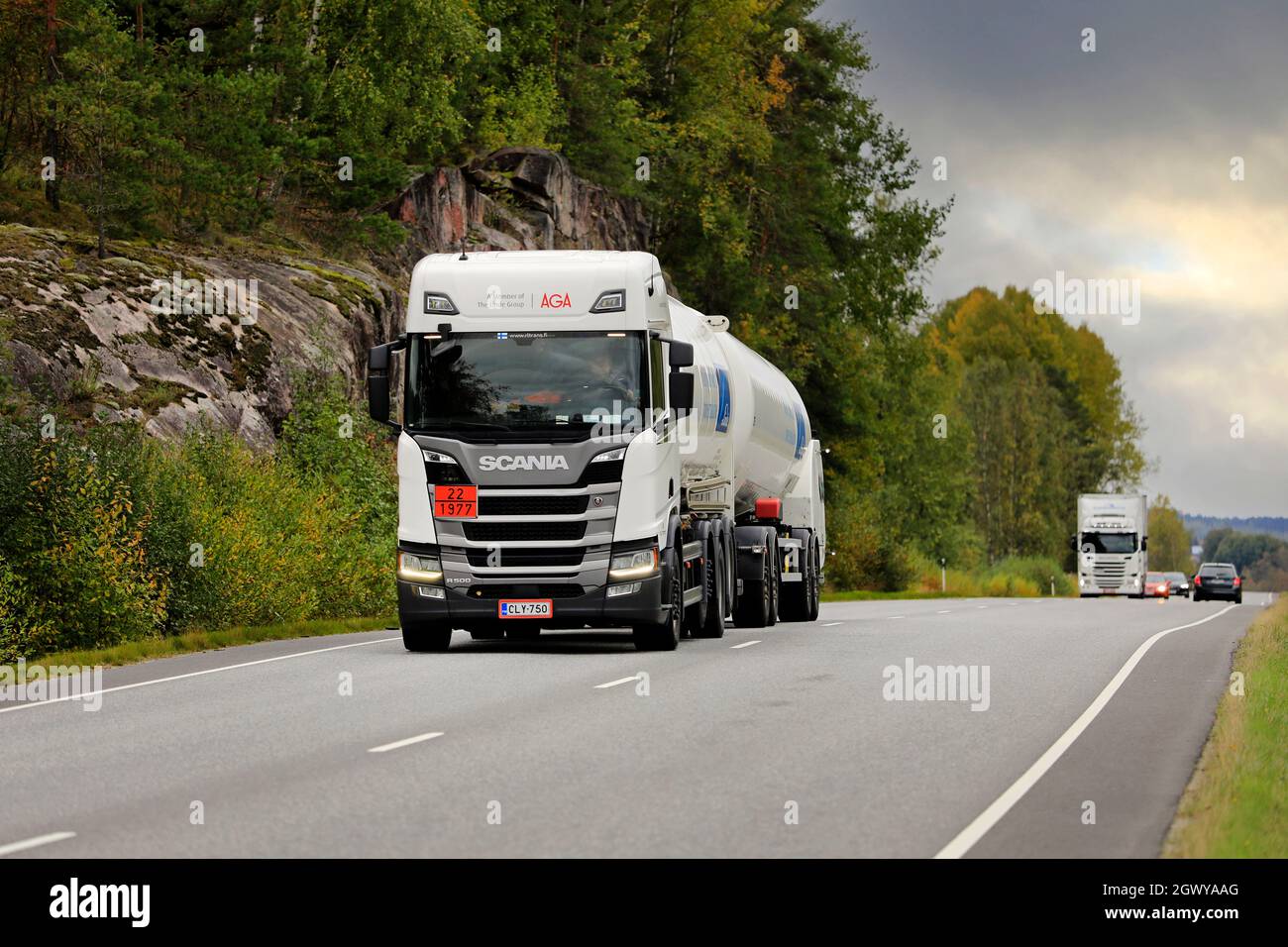 Autocarro con serbatoio Scania R500 bianco per il trasporto di gas AGA su strada. Il codice ADR 22-1977 indica azoto liquido refrigerato. Salo, Finlandia. 23 settembre 2021. Foto Stock