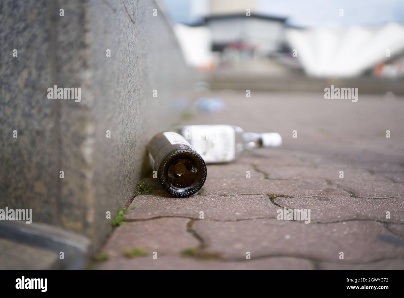 Svuotare le bottiglie di liquore su un marciapiede ad Alexanderplatz nel centro di Berlino Foto Stock