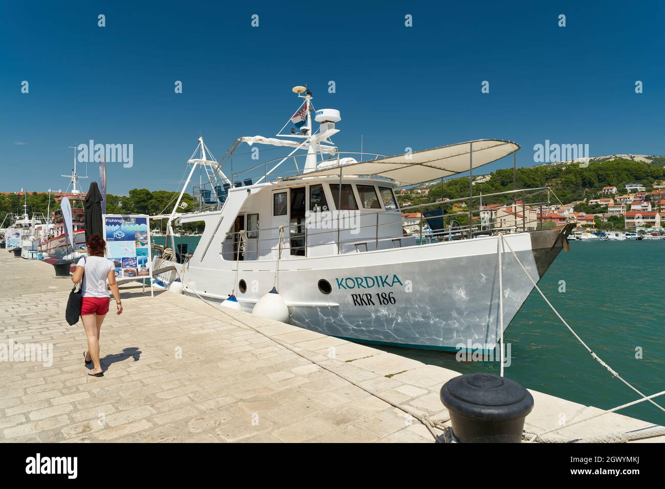 Escursione in barca nel porto della città di Rab sulla costa del Mare Adriatico in Croazia Foto Stock
