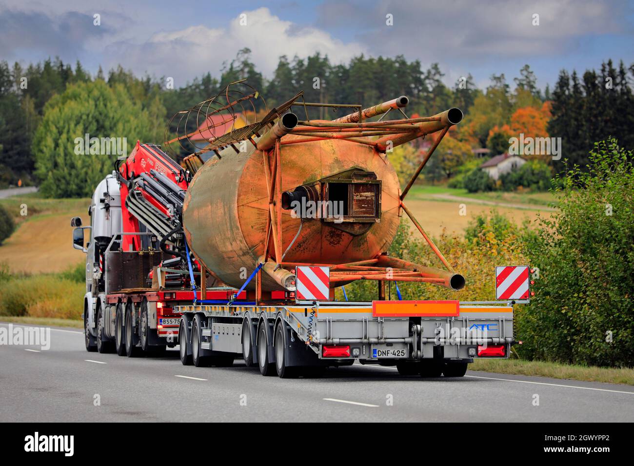 Scania R730 camion trasporta vecchio, disusato silo fattoria su rimorchio lungo l'autostrada in un giorno di autunno, vista posteriore. Salo, Finlandia. Settembre 23, 2021. Foto Stock