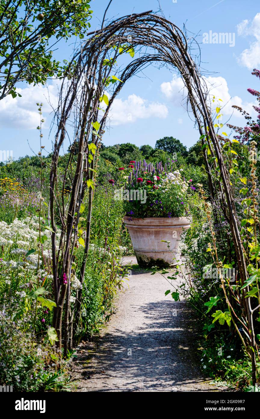 Country Garden, RHS Hyde Hall. Arco Willow. Foto Stock