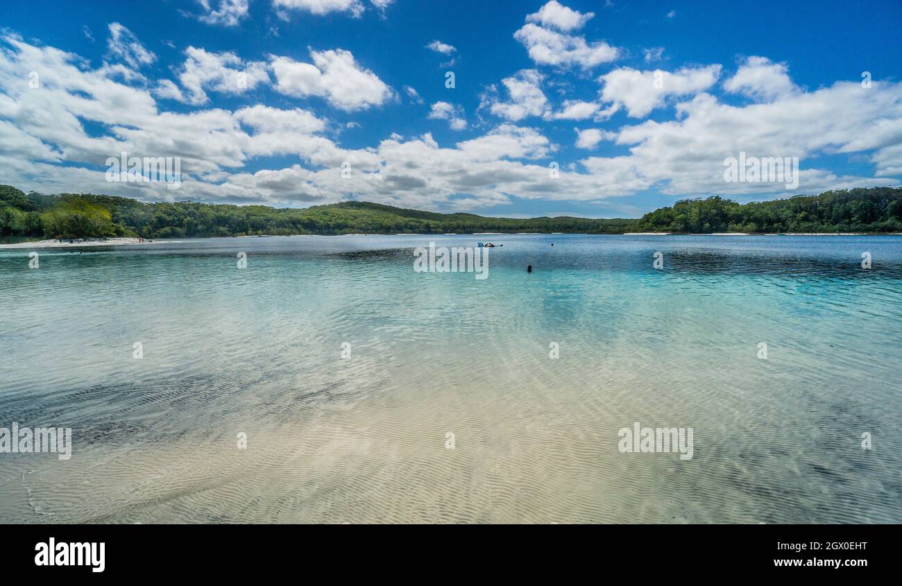 Le acque cristalline del lago McKenziea di acqua dolce sull'isola di Fraser, l'isola di sabbia più grande del mondo, la regione della Costa di Fraser, la Nationa Grande Sandy Foto Stock
