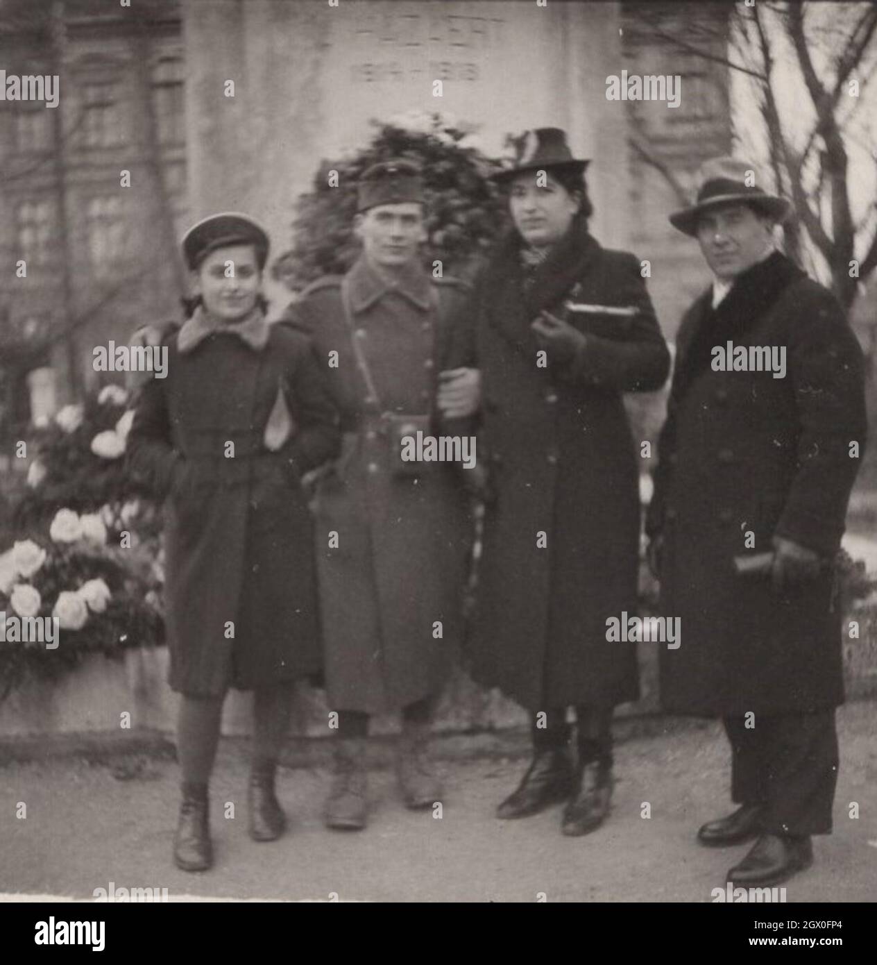 Riunione di famiglia durante la seconda guerra mondiale della seconda guerra mondiale, in Ungheria. Il figlio che fa parte dell'esercito ungherese è forse un fotografo, ecco perché indossa una macchina fotografica. Non so mai che era un professionista o solo un fotografo hibby. I suoi genitori (madre e padre) e la sorella minore sono molto ben vestiti. Una famiglia di calss medio-alta adeguata. Periodo: 1940 Fonte: Fotografia originale Foto Stock