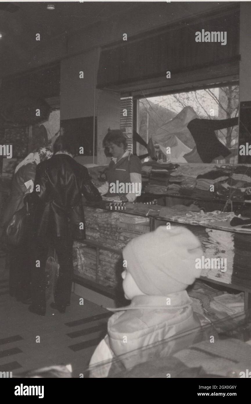 super prima classe retro originale fotografia dalla fine degli anni '60 mamma e figlia è andato a fare acquisti di due cose come tenda, e altri articoli per la casa. Fonte: Fotografia originale Foto Stock