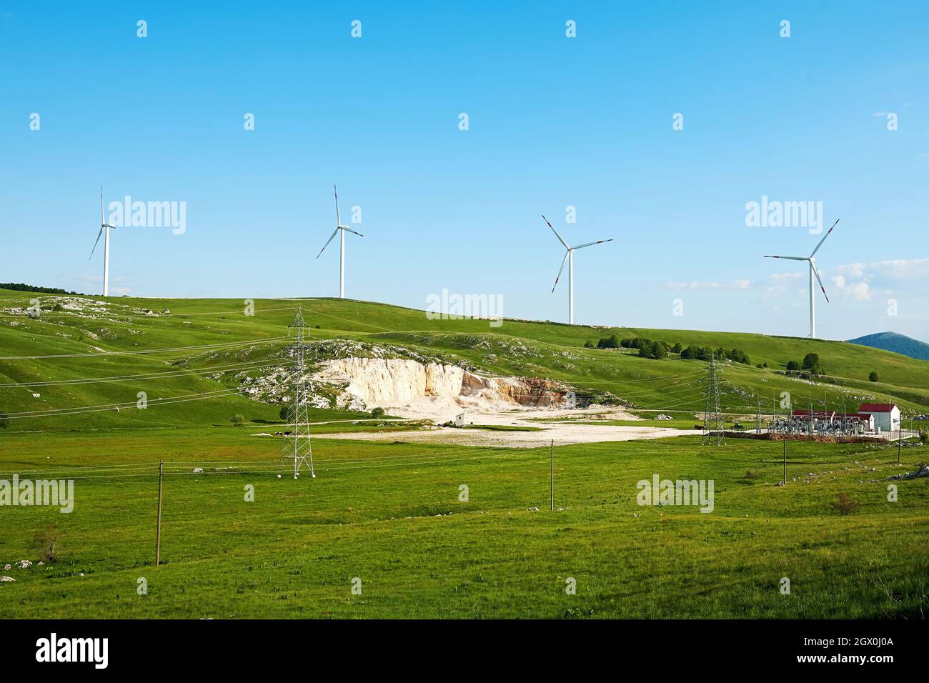 Fattoria di mulini a vento sulla collina di montagna. Energia elettrica e generazione di energia ecologica da risorse riutilizzabili Foto Stock