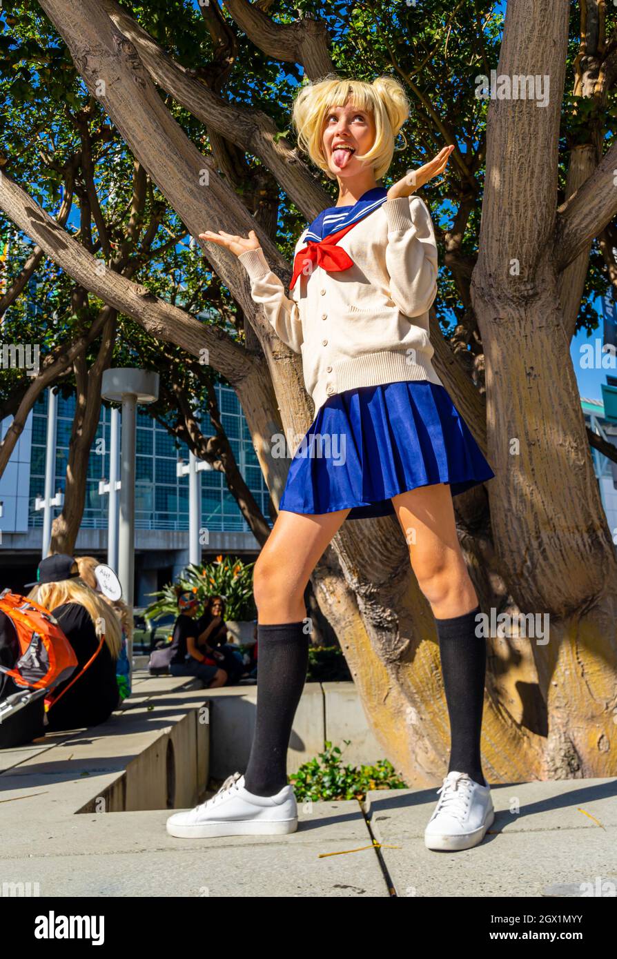 Partecipante che raffigura la studentessa giapponese Himiko Toga di My Hero Academia in uniforme al Comic con di Los Angeles, CA, Stati Uniti Foto Stock
