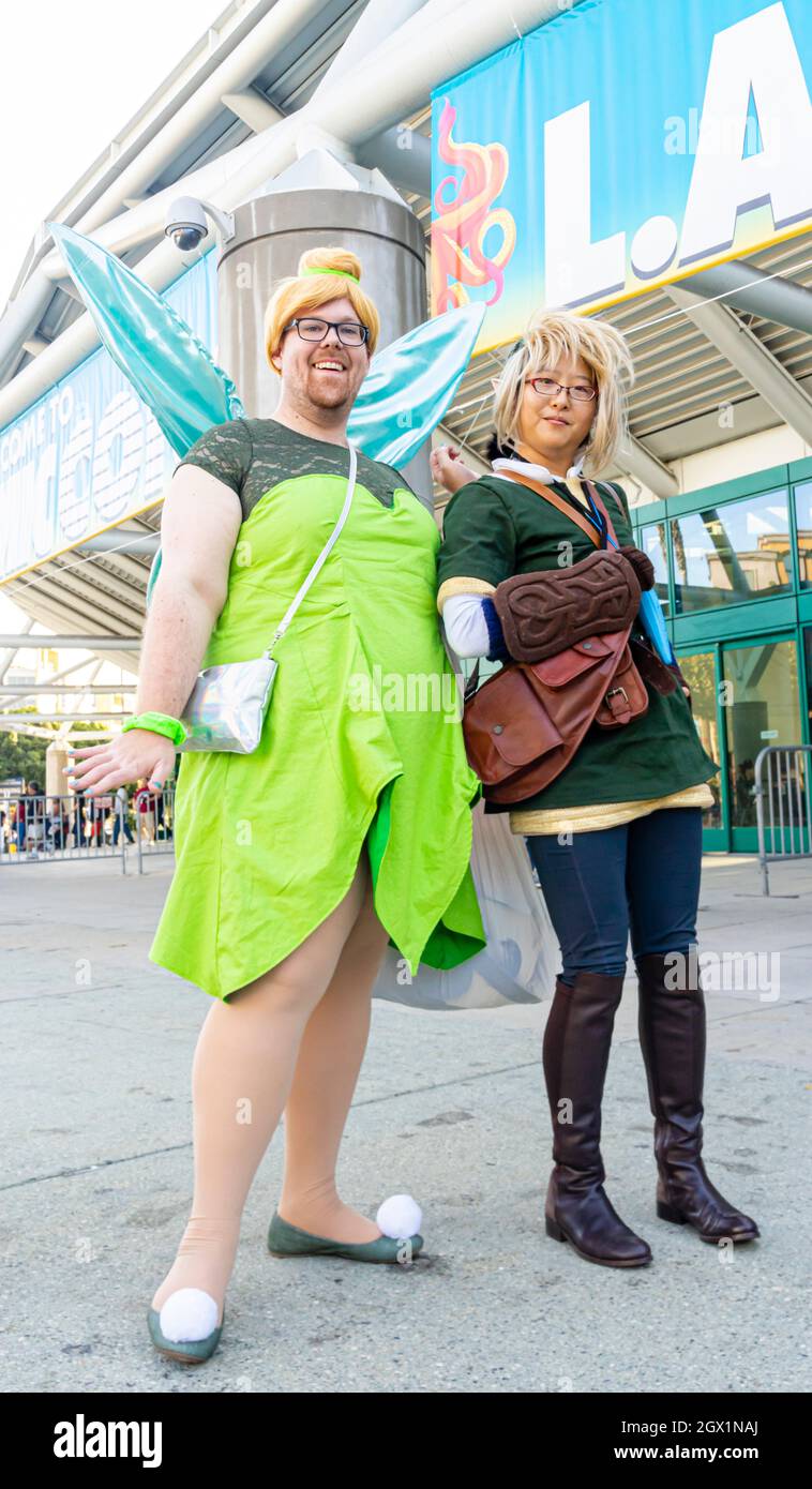 Partecipante maschile raffigurante Tinkerbell e partecipante femminile raffigurante l'elfo, al Comic con di Los Angeles, CA, Stati Uniti Foto Stock