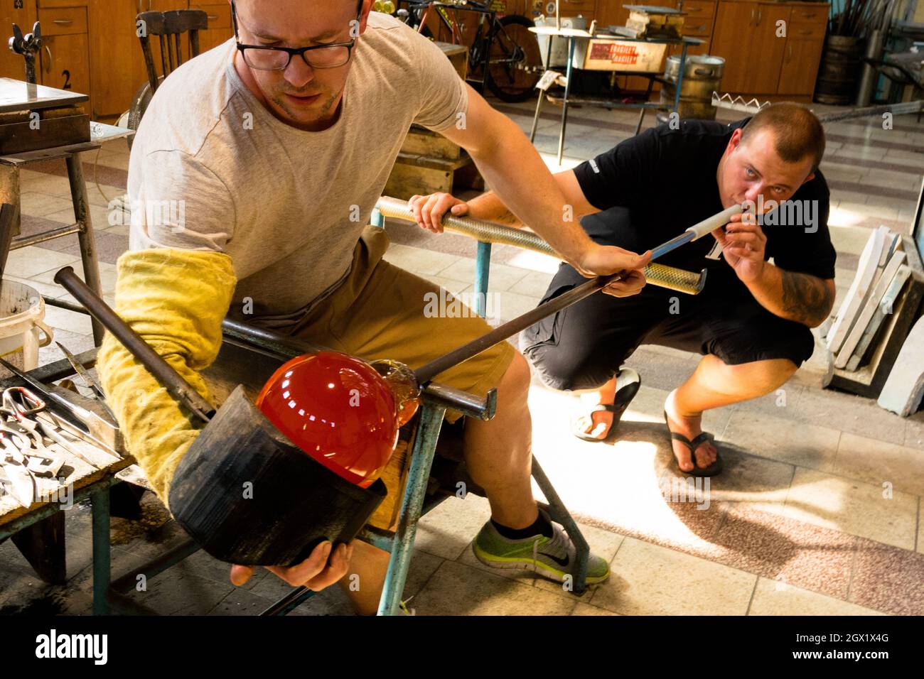 Vetro soffiante Boemia vetreria Novotny vetrerie Novy Bor Repubblica Ceca Foto Stock