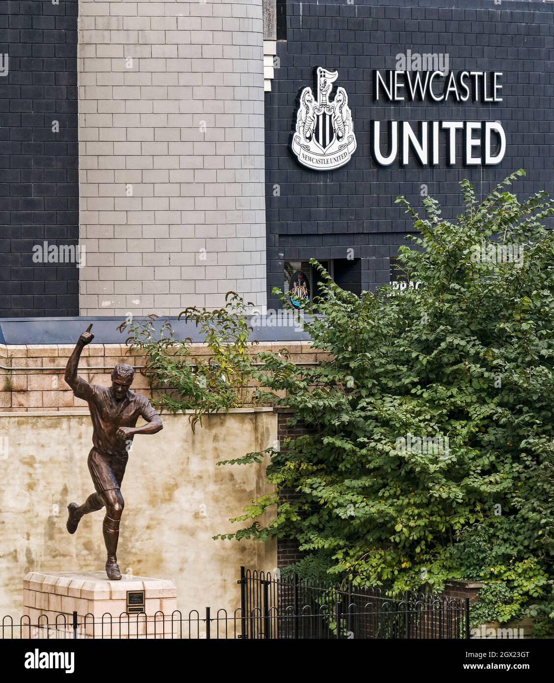 Primo piano di St James Park, sede della squadra di football del Newcastle United con una statua dell'ex giocatore Alan Shearer. Foto Stock