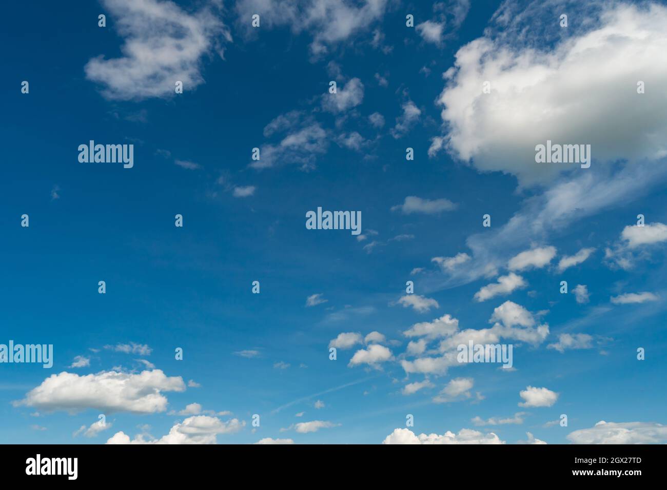 Cielo blu e nuvole bianche. Nuvola soffice sullo sfondo blu del cielo Foto Stock