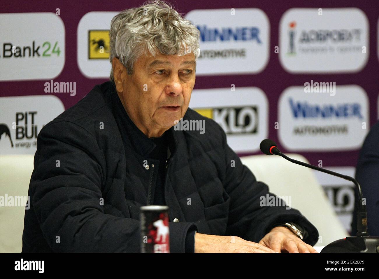 KIEV, UCRAINA - 03 OTTOBRE 2021 - Capo allenatore del FC Dynamo Kyiv Mircea Lucescu è raffigurato durante la conferenza stampa dopo il Premier ucraino Leag Foto Stock
