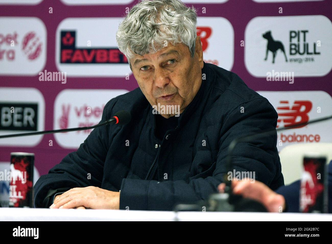 KIEV, UCRAINA - 03 OTTOBRE 2021 - Capo allenatore del FC Dynamo Kyiv Mircea Lucescu è raffigurato durante la conferenza stampa dopo il Premier ucraino Leag Foto Stock