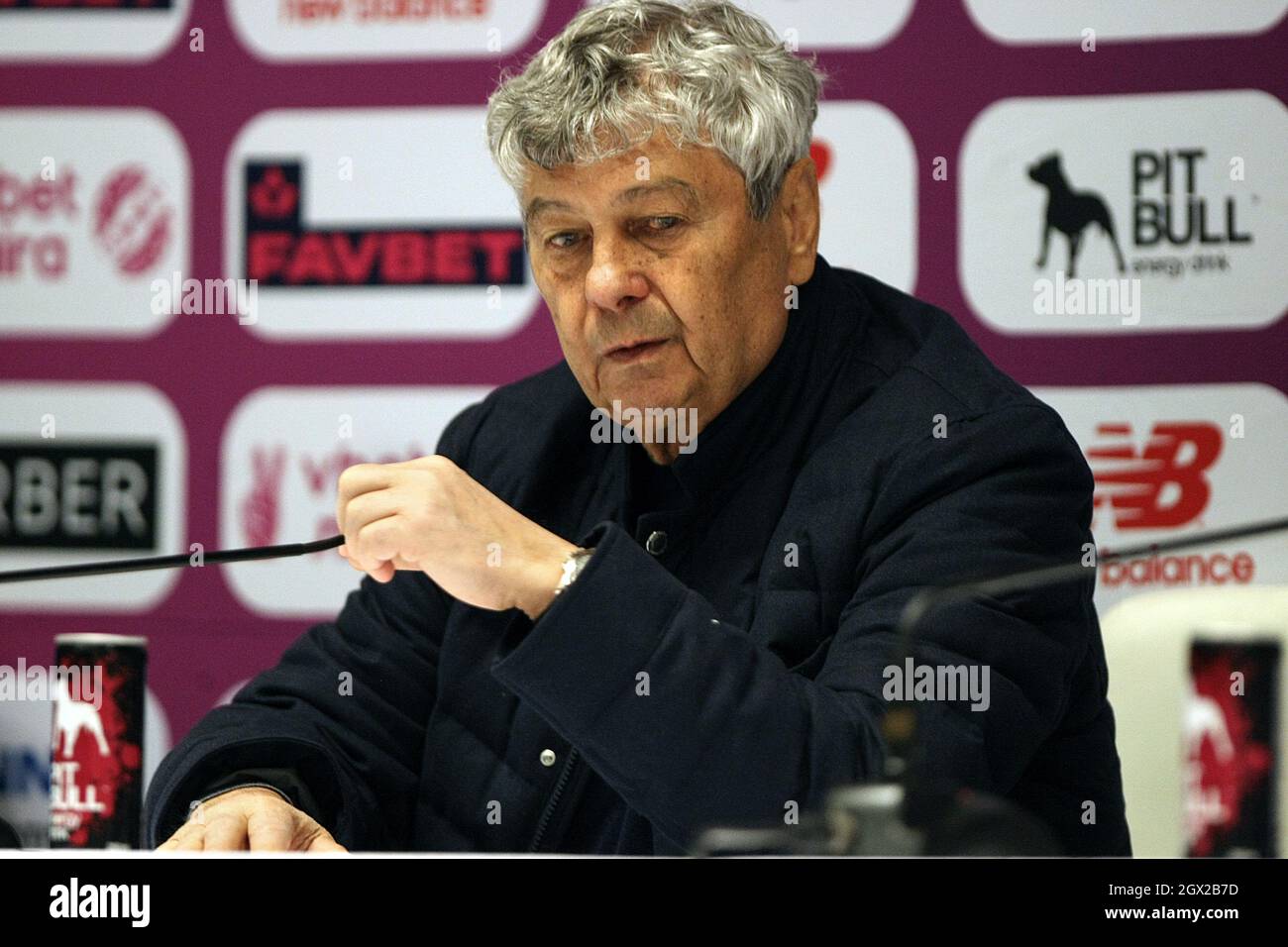 KIEV, UCRAINA - 03 OTTOBRE 2021 - Capo allenatore del FC Dynamo Kyiv Mircea Lucescu è raffigurato durante la conferenza stampa dopo il Premier ucraino Leag Foto Stock