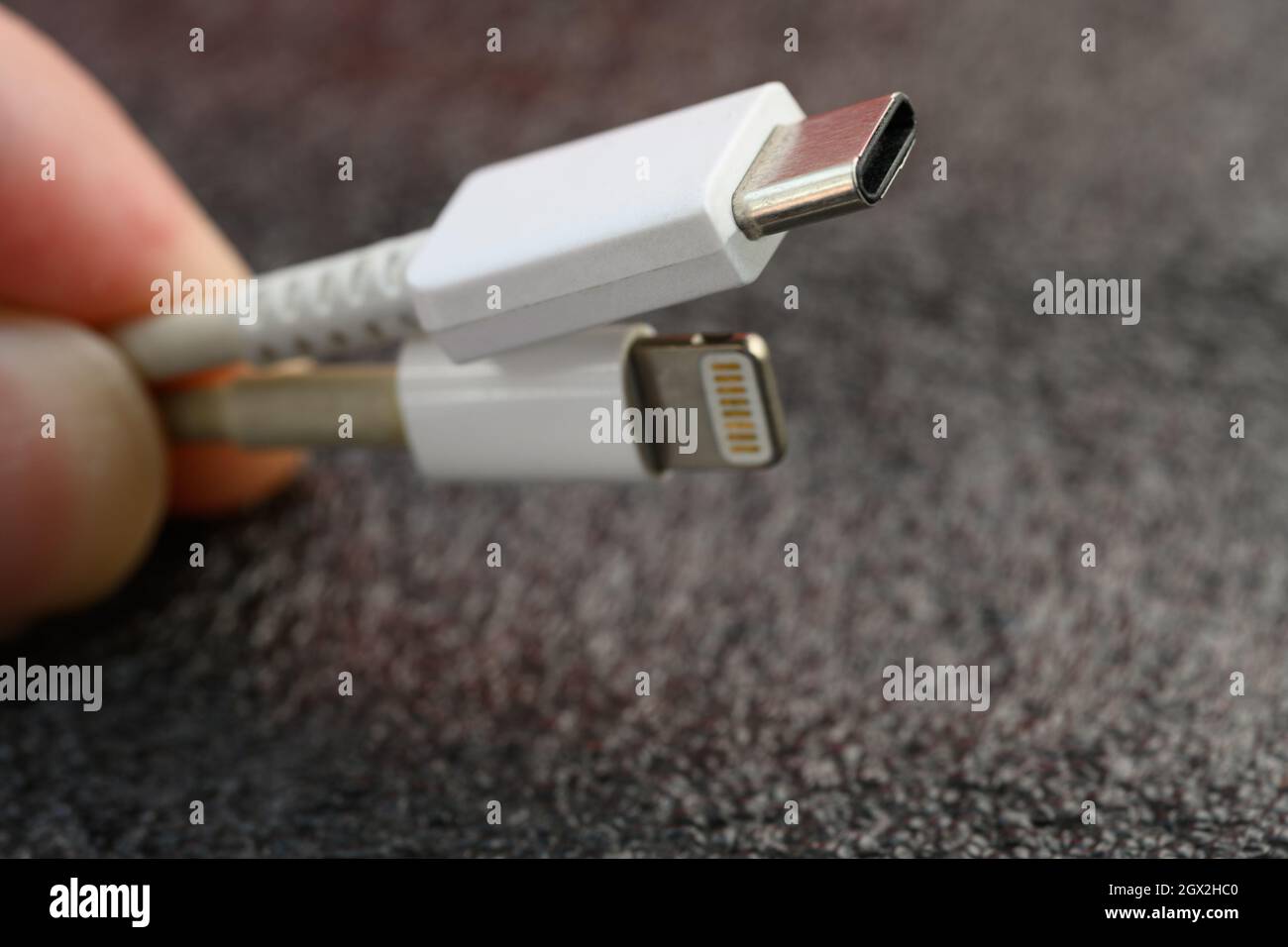 VLADIVOSTOK, RUSSIA - 24 SETTEMBRE 2021: Connettore Lightning Apple e cavi USB Type-C. Messa a fuoco selettiva. Foto Stock
